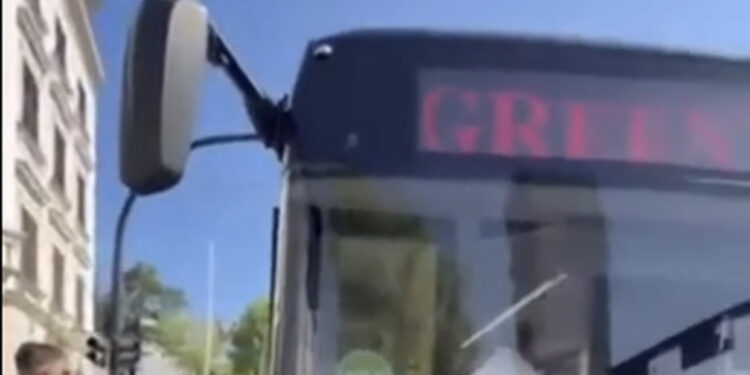 VIDEO/ Urbani i “Green Line” i Nadir Çaushollit futet me të kuqe, përplas dy këmbësore në Tiranë