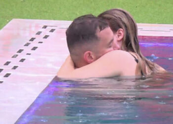 Puthje dhe përqafime, Romeo dhe Heidi çaste romantike në pishinë teksa bie shi!