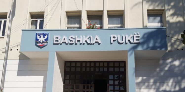Kërcet grushti në zyrën e kryebashkiakut të Pukës