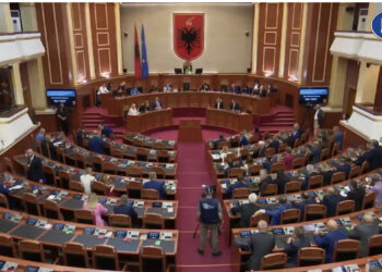 Kuvendi nuk e dërgon në Gjykatën Kushtetuese mandatin e Olta Xhaçkës