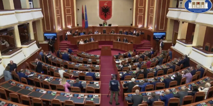 Kuvendi nuk e dërgon në Gjykatën Kushtetuese mandatin e Olta Xhaçkës