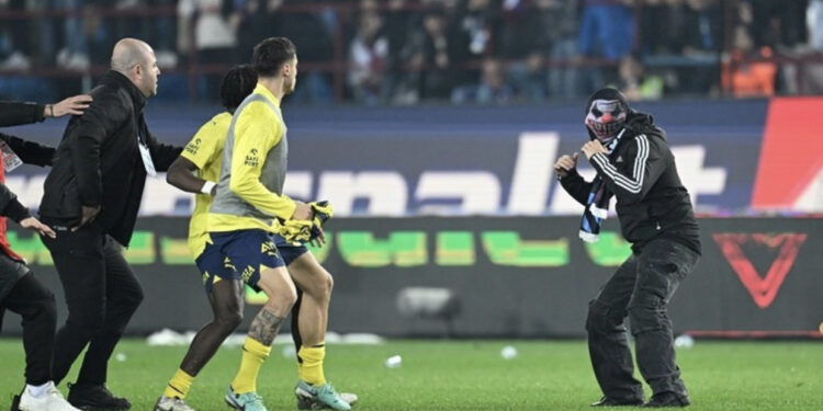 Përleshja në fushë me tifozët e Trabzonspor, Fenerbahce merr vendimin