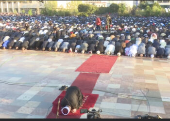 Mijëra besimtarë myslimanë falin namazin në sheshin ‘Skënderbej’