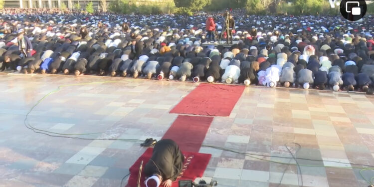 Mijëra besimtarë myslimanë falin namazin në sheshin ‘Skënderbej’