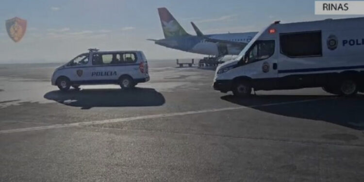 EMRI/ I akuzuar për vrasjen e një polici, esktradohet nga Britania 34-vjeçari