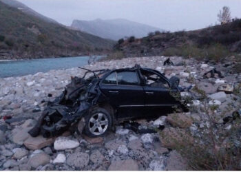 VIDEO/ Një nga trupat ‘fluturoi’ nga mjeti, 2 të tjerë ende nën hekura, detaje nga aksidenti ‘horror’ në Këlcyrë