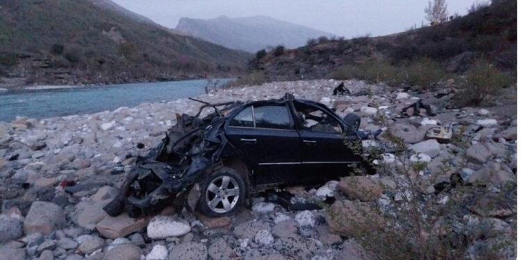 VIDEO/ Një nga trupat ‘fluturoi’ nga mjeti, 2 të tjerë ende nën hekura, detaje nga aksidenti ‘horror’ në Këlcyrë