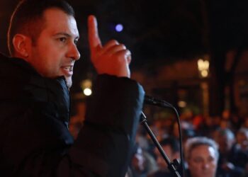 “-Pse u godite me thike?-Se po na shikonte.”