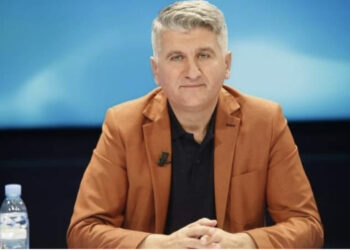 Agron Gjekmarkaj: Kronikë e belasë së ministrave me burrat dhe krapi në mes si dilemë historike