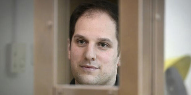 Rusia refuzon sërish kërkesën e gazetarit amerikan, Evan Gershkovich ngelet në paraburgim