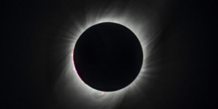 Do të zgjasë 4 minuta e 27 sekonda/ Kur pritet të ndodhë eklipsi total diellor?
