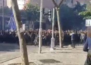 Video/ Derbi Tirana-Partizani, Fanatics-at “djegin” rrugët e kryeqytetit, nisin marshimin drejt stadiumit