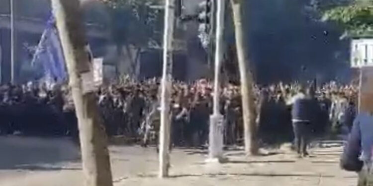 Video/ Derbi Tirana-Partizani, Fanatics-at “djegin” rrugët e kryeqytetit, nisin marshimin drejt stadiumit