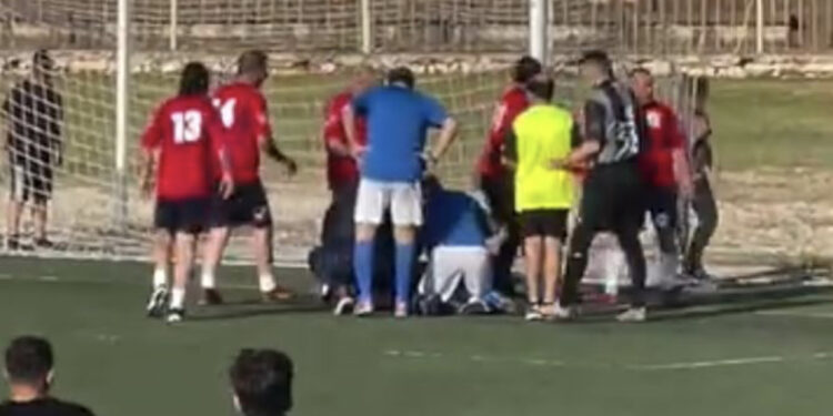 VIDEO/ Tragjike! Ndahet nga jeta ikona e futbollit sarandiot, po luante miqësore mes veteranëve