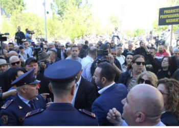 Opozita debat në Parlament dhe protestë para bashkisë