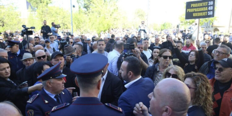 Opozita debat në Parlament dhe protestë para bashkisë