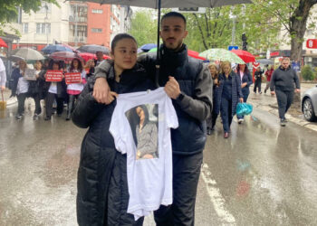 Babai i vrau nënën, vajza e Gjyljeta Ukellës udhëheq protestën në Pejë