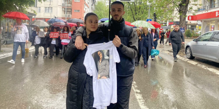 Babai i vrau nënën, vajza e Gjyljeta Ukellës udhëheq protestën në Pejë
