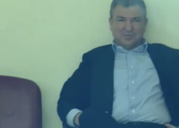 I qeshur pas kafazit, Vangjush Dako mbërrin në GJKKO për seancën paraprake