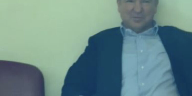 I qeshur pas kafazit, Vangjush Dako mbërrin në GJKKO për seancën paraprake