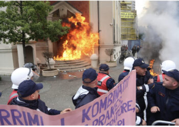 10 orë leje për protestë/ Opozita drejt bashkisë: Veliaj, jep dorëheqjen!