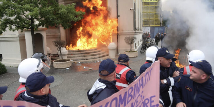 10 orë leje për protestë/ Opozita drejt bashkisë: Veliaj, jep dorëheqjen!
