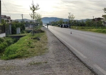 Emrat/ Detaje nga aksidenti në aksin rrugor “Divjakë-Lushnjë”, Benzi përplas motorin, një i vdekur dhe një i plagosur rëndë