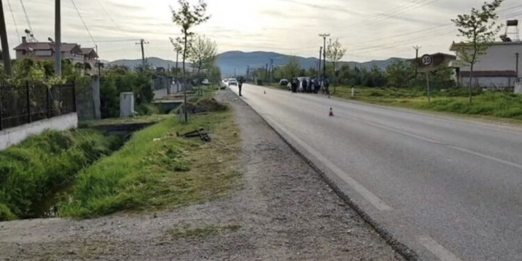 Emrat/ Detaje nga aksidenti në aksin rrugor “Divjakë-Lushnjë”, Benzi përplas motorin, një i vdekur dhe një i plagosur rëndë