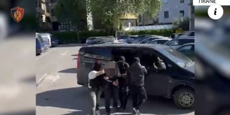 VIDEO/ Lëvizte i armatosur, arrestohet 43-vjeçari në Vorë