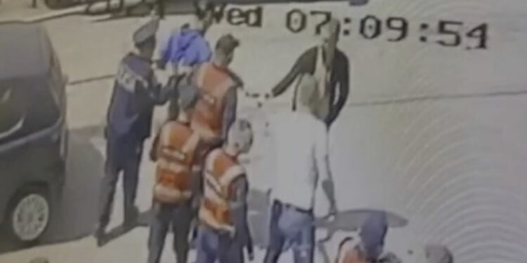 Momenti kur i vihen prangat vëllait të deputetit të PS