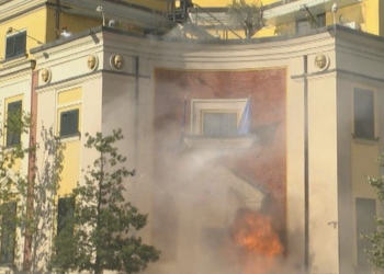 Veliaj del nga SPAK-u, molotov dhe tymuese para Bashkisë Tiranë