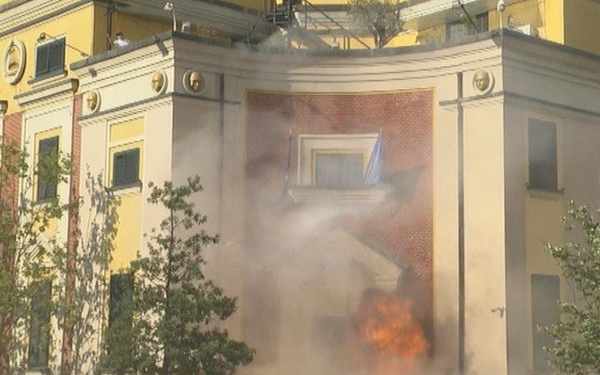 Veliaj del nga SPAK-u, molotov dhe tymuese para Bashkisë Tiranë