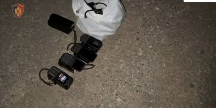 Lëvizte me mina dhe eksploziv me vete, pranga 45-vjeçarit në Rrëshen, ja çfarë iu gjet në banesë