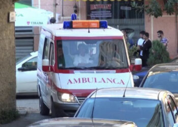 E rëndë në Korçë, 47-vjeçarja bën për spital nënën