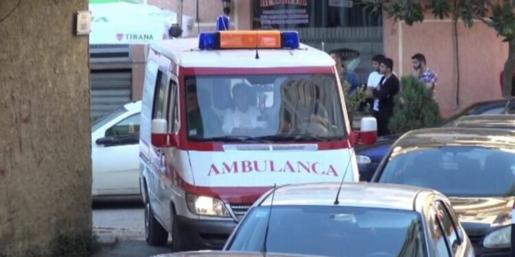 E rëndë në Korçë, 47-vjeçarja bën për spital nënën