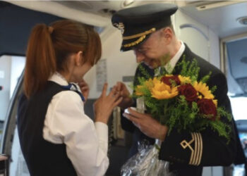 Propozim për martesë gjatë fluturimit, piloti polak i kërkon të dashurës së tij stjuardesë të martohet me 