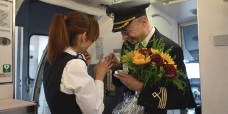 Propozim për martesë gjatë fluturimit, piloti polak i kërkon të dashurës së tij stjuardesë të martohet me 