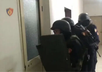 Arrestohet 22-vjeçari që vodhi 3 makina dhe 12 targa për krime