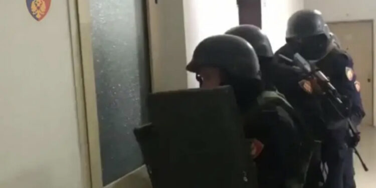 Arrestohet 22-vjeçari që vodhi 3 makina dhe 12 targa për krime