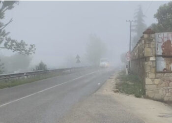 Mjegulla e dendur ‘pushton’ Krujën, avionët hasin vështirësi në ulje