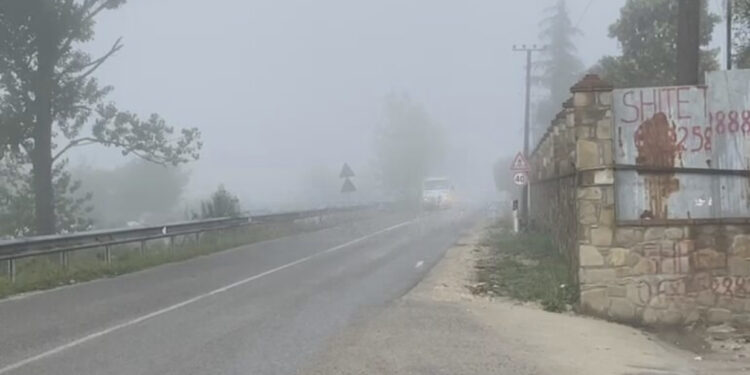 Mjegulla e dendur ‘pushton’ Krujën, avionët hasin vështirësi në ulje