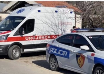 Po punonte në një kantier ndërtimi, 55-vjeçari bie dhe gjen vdekjen. Detaje