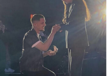 I tha “PO”! Bardhi ulet në gjunjë dhe propozon Sarën për martesë