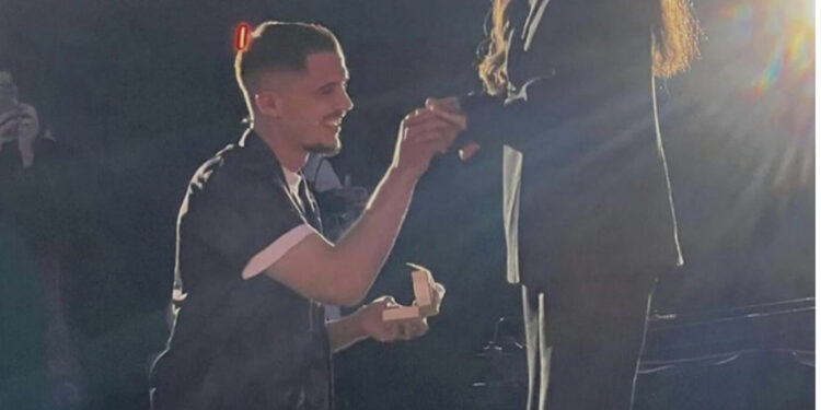 I tha “PO”! Bardhi ulet në gjunjë dhe propozon Sarën për martesë