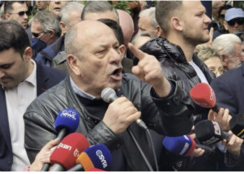 Opozita nis protestën para bashkisë kundër Veliajt: Do rrimë këtu deri në darkë