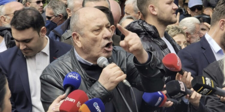 Opozita nis protestën para bashkisë kundër Veliajt: Do rrimë këtu deri në darkë