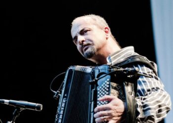 Lamtumirë!”, them i Pari”…