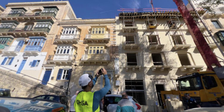 Maltë/ Shembet çatia, dy punëtorët shqiptarë bien nga 3 kate lartësi