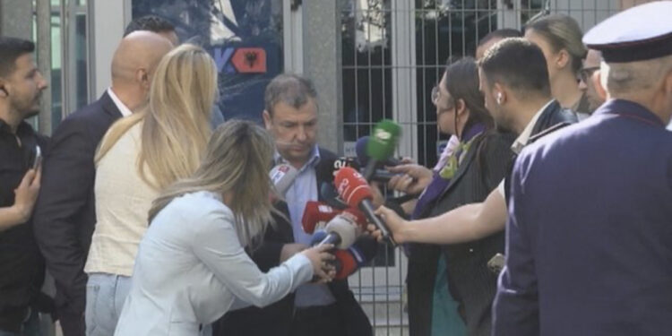 A jeni akullore? Dako del nga gjykata dhe ‘kyç’ gojën