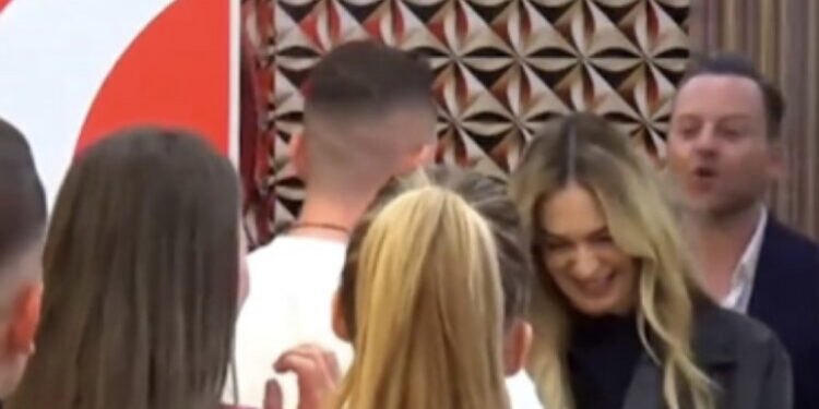 Ledioni hyn në shtëpi së bashku me opininistët, ja si e pritën banorët